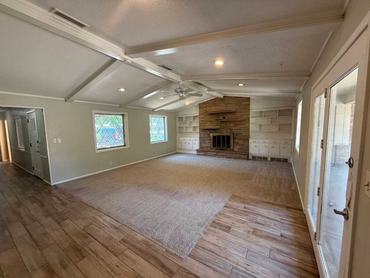 3018 68th St - Photo 2 of 11