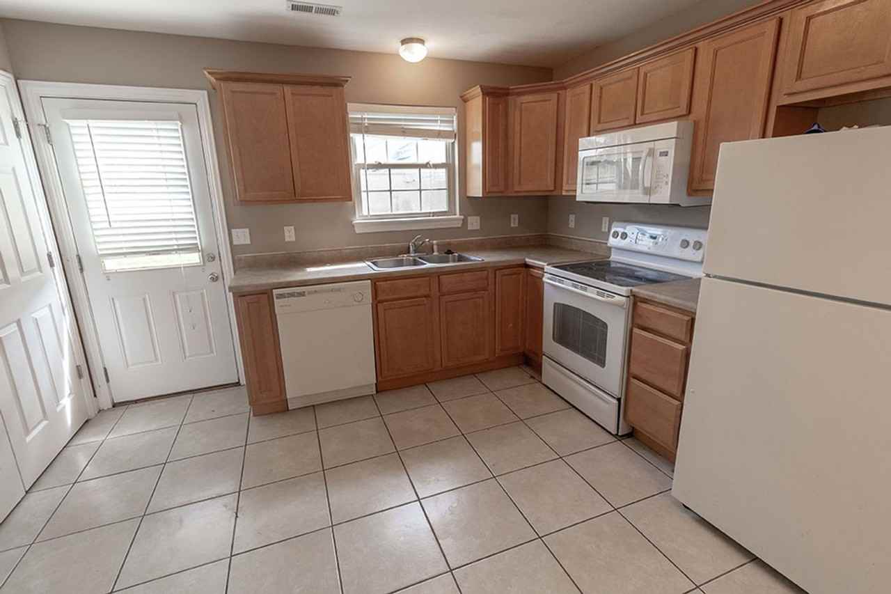 4802 Edenton Blvd - Photo 6 of 38