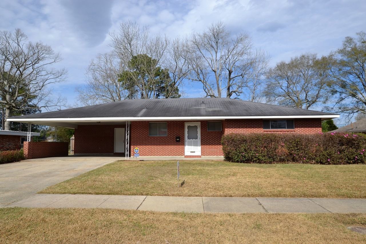 8255 Queenswood Ct - Photo 2 of 23