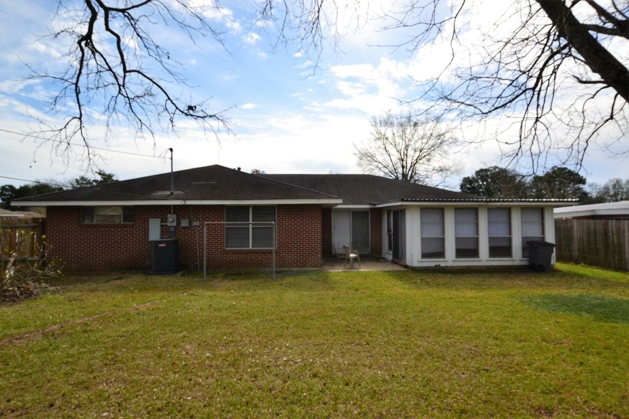 8255 Queenswood Ct - Photo 3 of 23