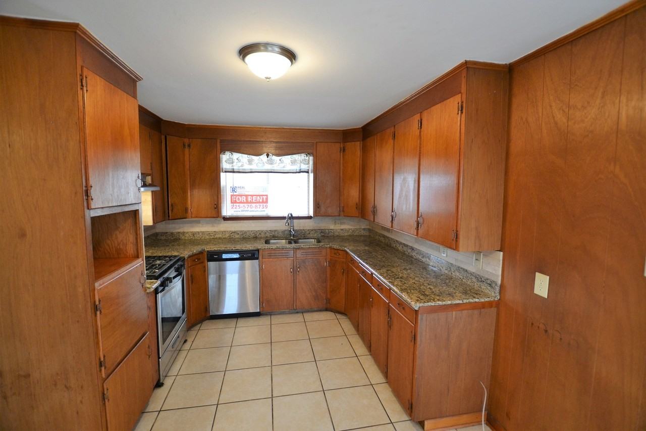 8255 Queenswood Ct - Photo 7 of 23