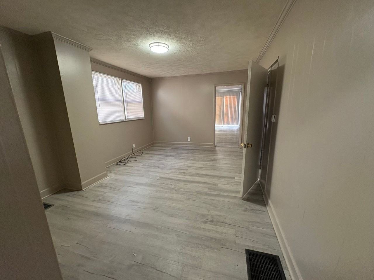 602 W Hanssler Pl - Photo 2 of 7