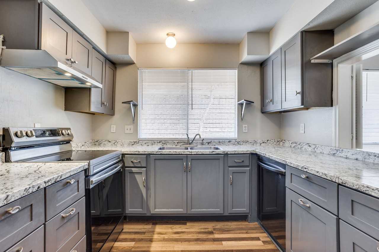 431 River Oaks Ln - Photo 7 of 11