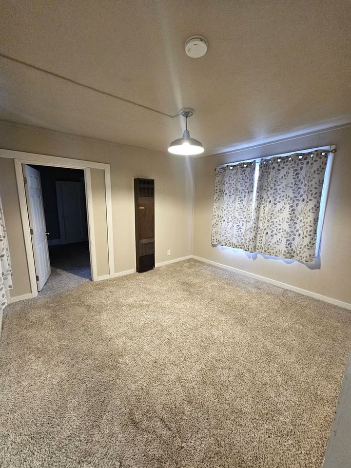 841 W 13th St - Photo 2 of 6