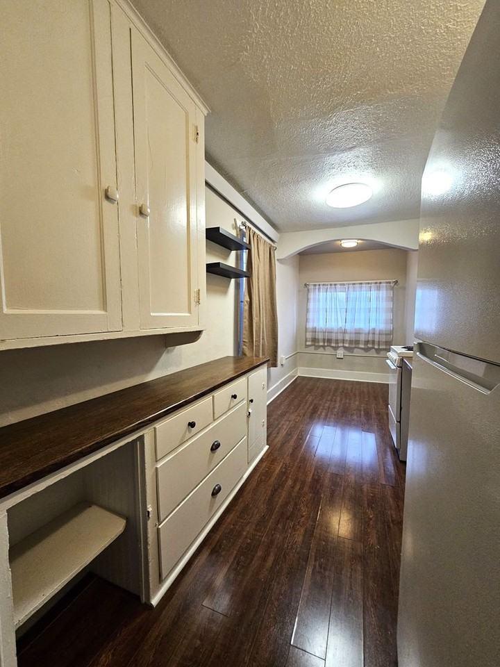 841 W 13th St - Photo 3 of 6