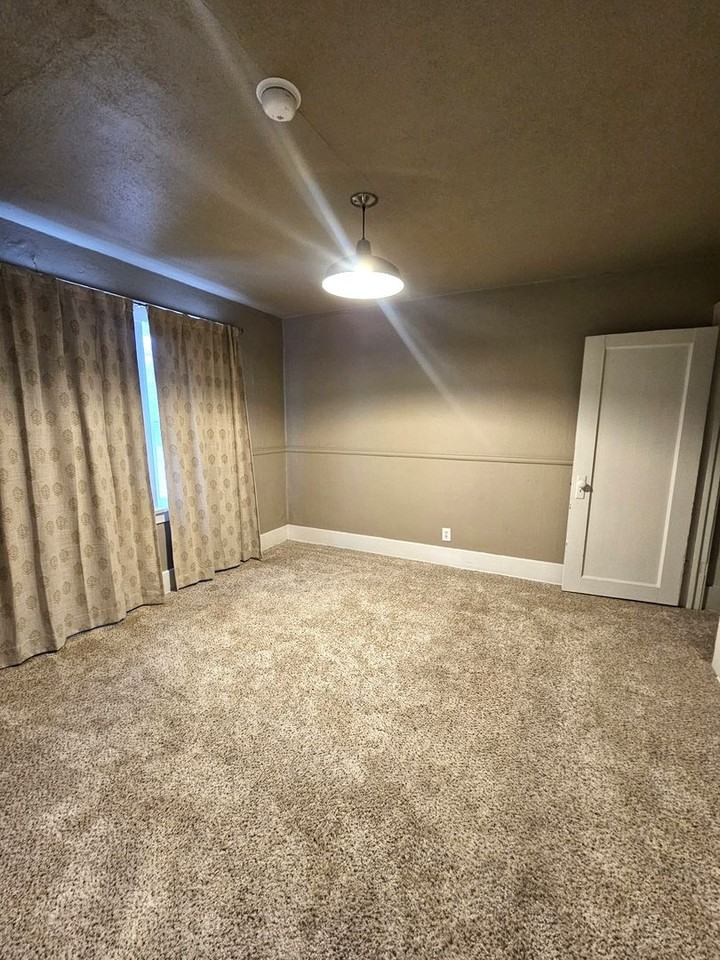 841 W 13th St - Photo 4 of 6