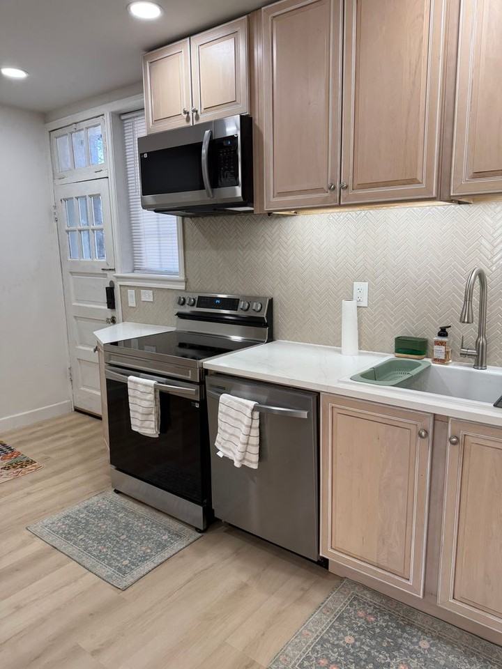 1013 N Elm St - Photo 5 of 19