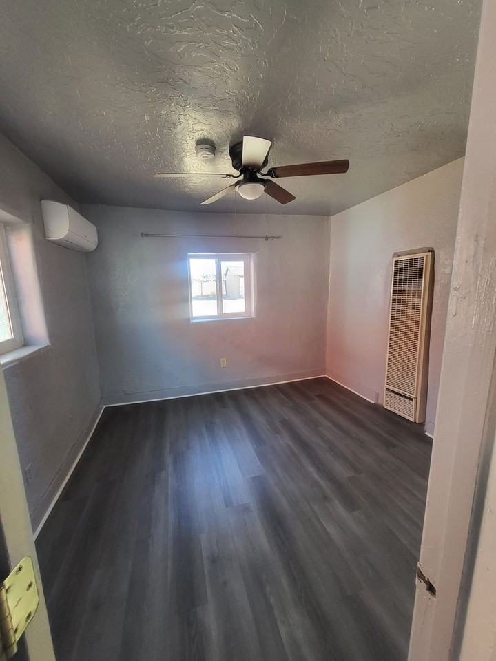 1924 Edith Blvd Se - Photo 4 of 11