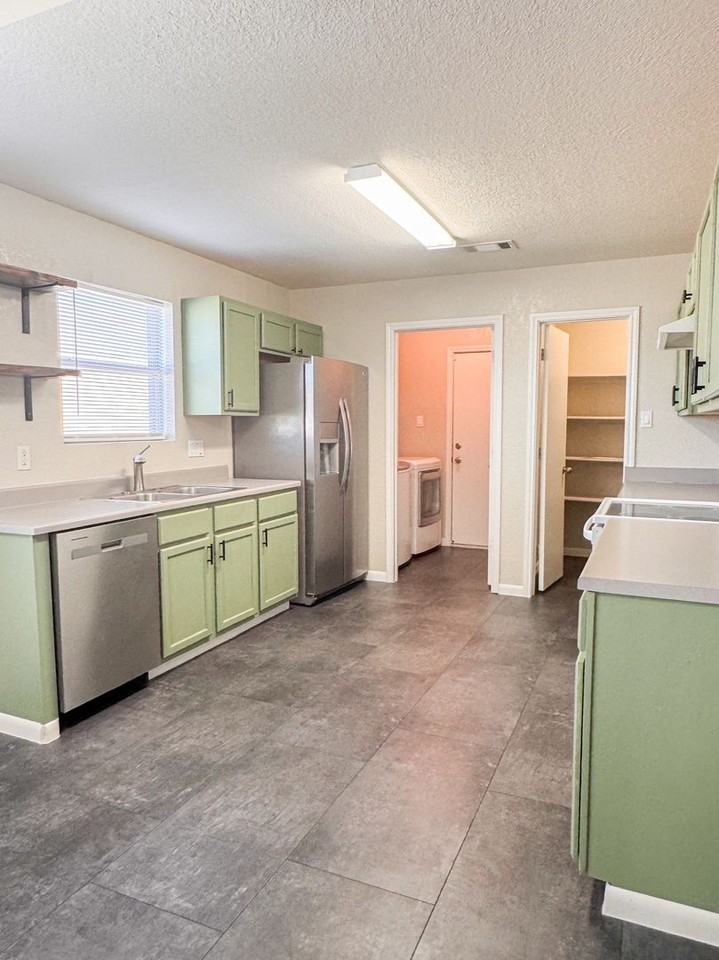 3203 Viewcrest Dr - Photo 3 of 16