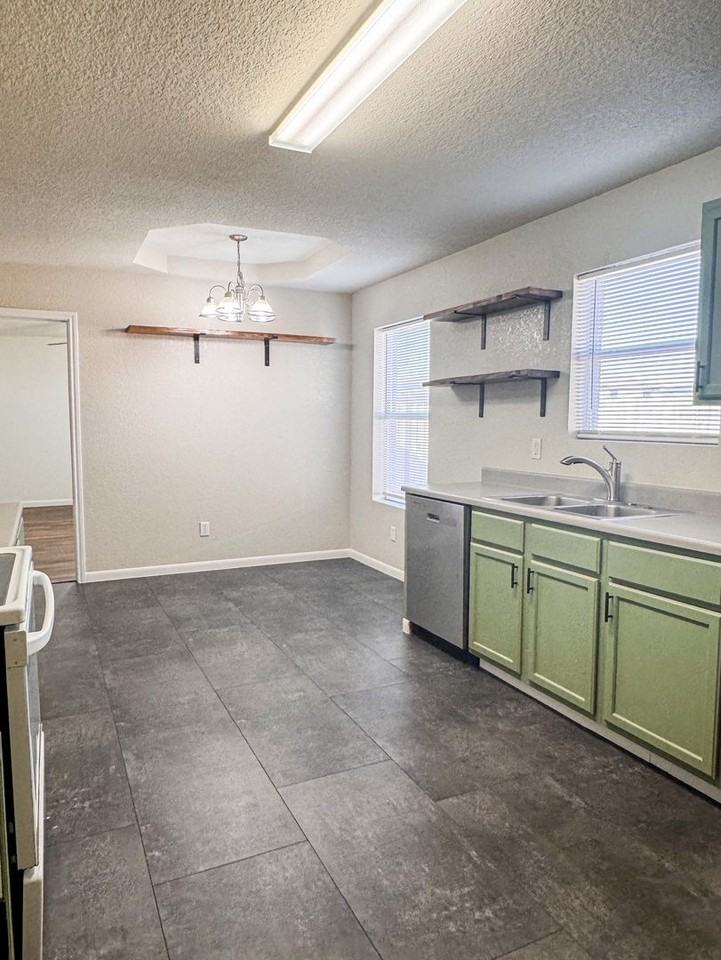 3203 Viewcrest Dr - Photo 5 of 16