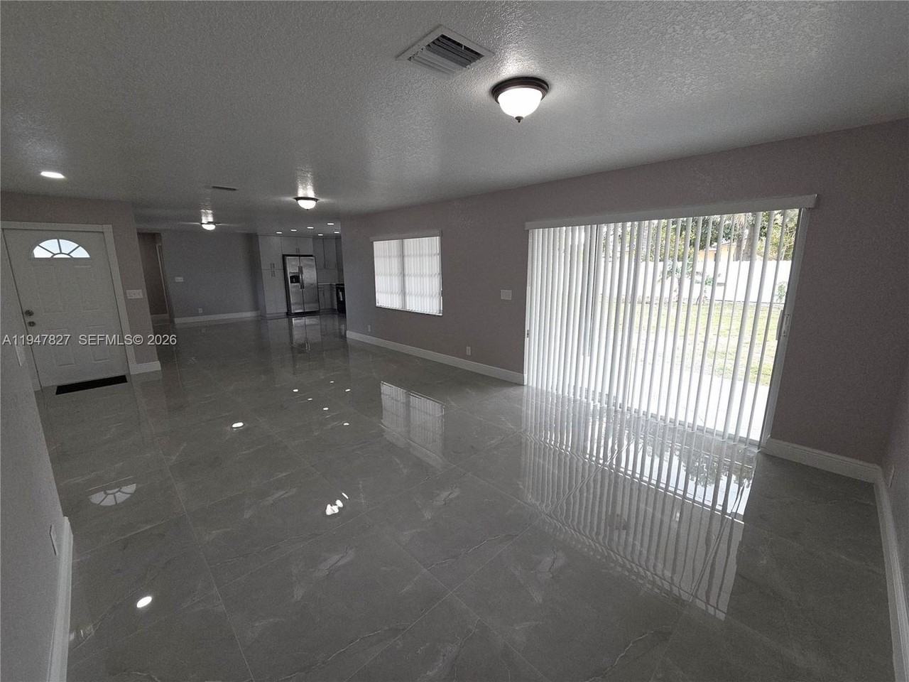 4360 Nw 15th St - Photo 4 of 22