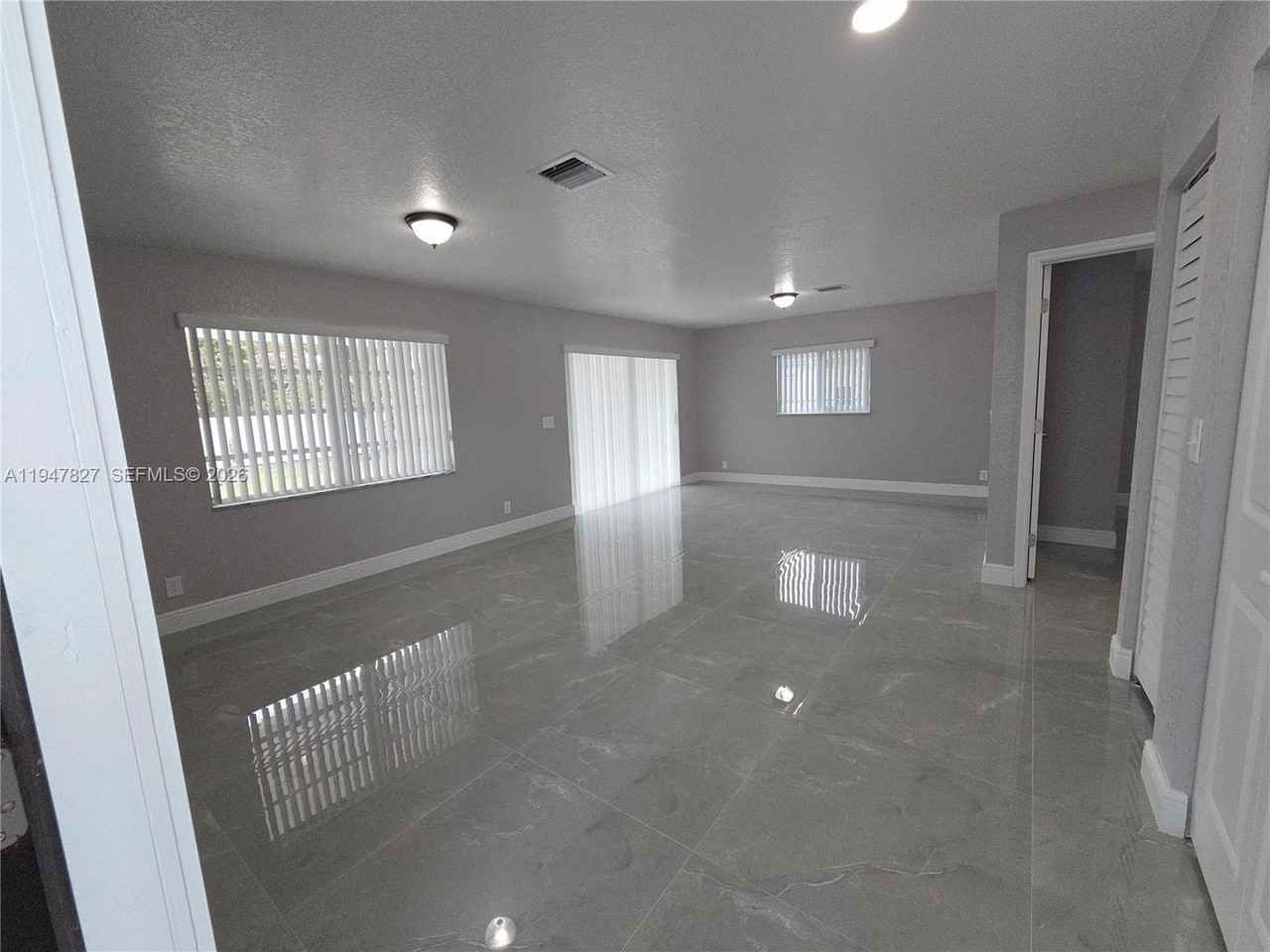 4360 Nw 15th St - Photo 6 of 22