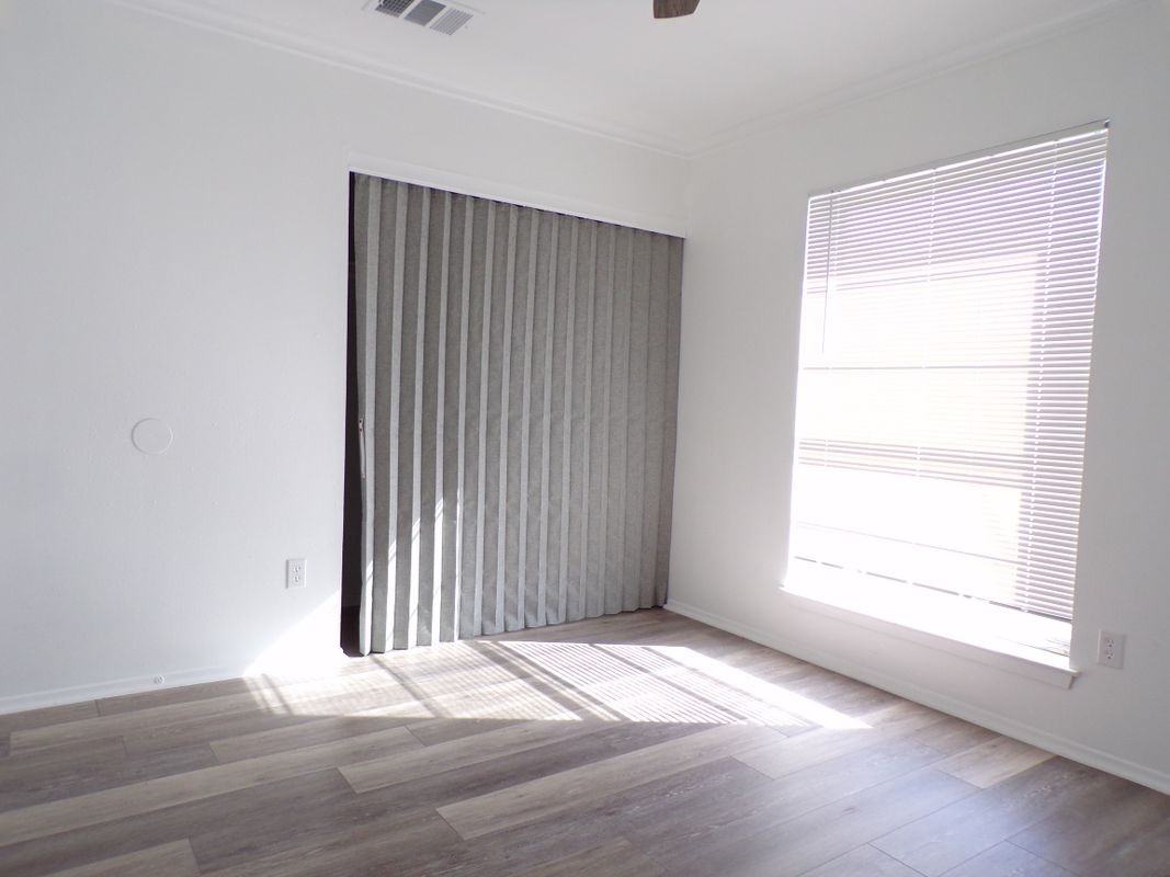 4163 Freestone St - Photo 4 of 6