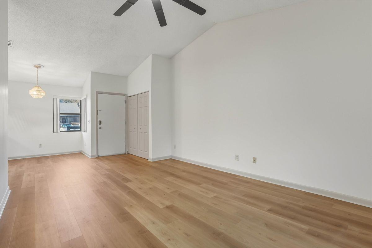 8329 Derbyshire Pl - Photo 5 of 28