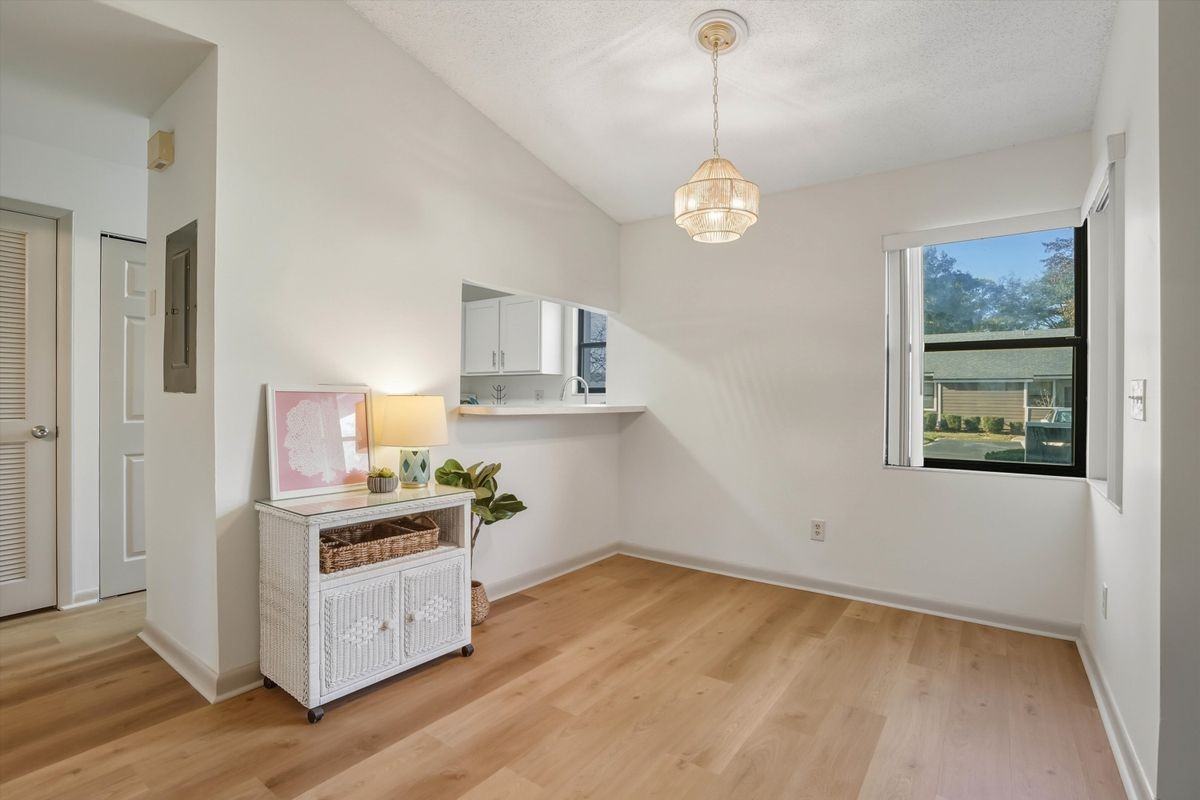 8329 Derbyshire Pl - Photo 7 of 28