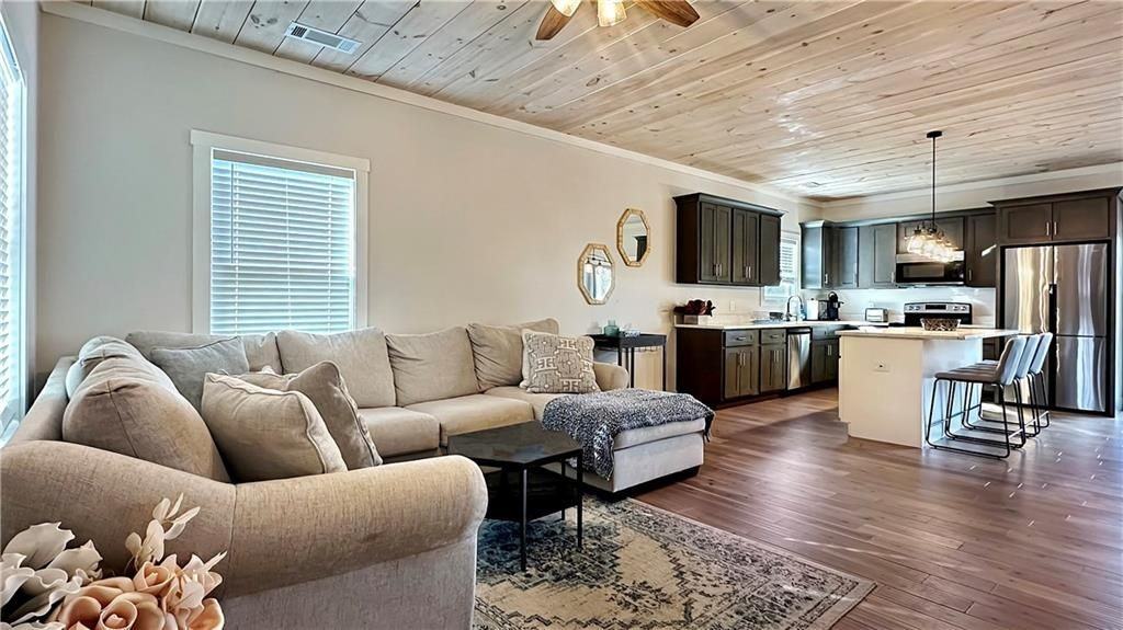 374 Prince Dr - Photo 4 of 50