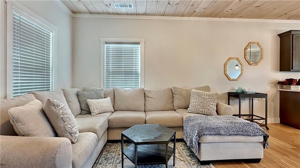 374 Prince Dr - Photo 5 of 50