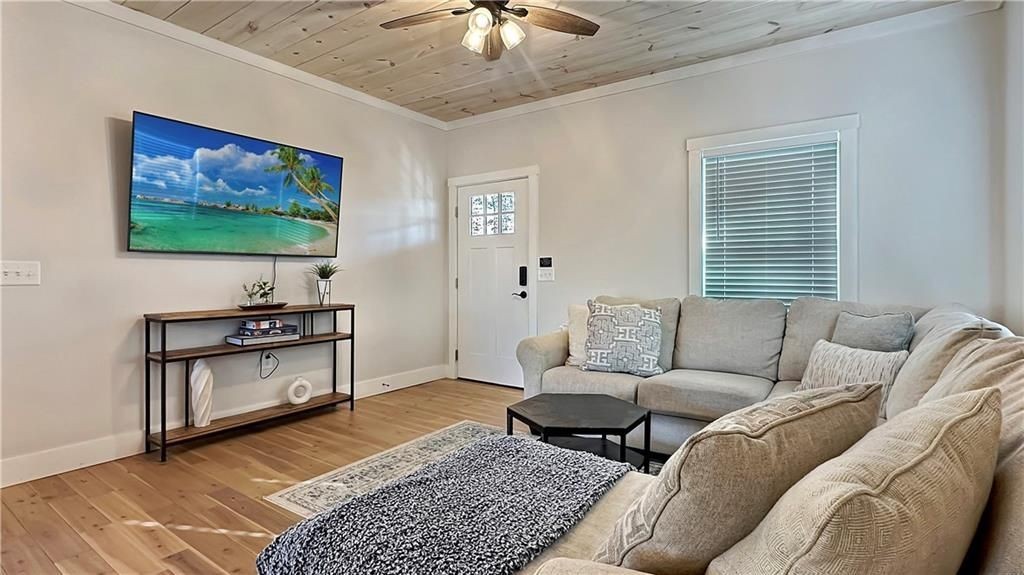 374 Prince Dr - Photo 7 of 50