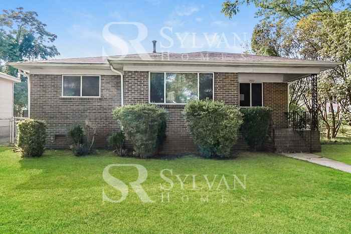 1522 Burgin Ave - Photo 2 of 16