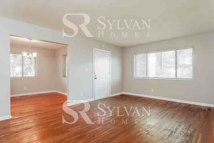 1522 Burgin Ave - Photo 4 of 16