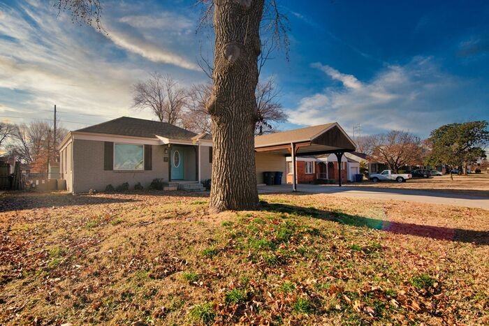 212 E 35th Pl - Photo 2 of 34