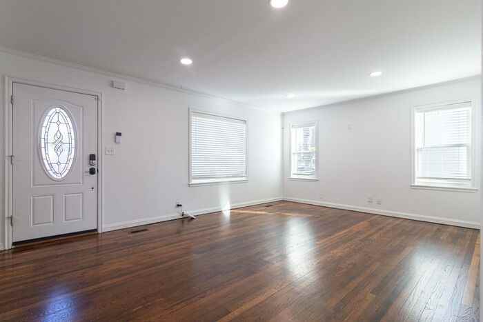 212 E 35th Pl - Photo 5 of 34