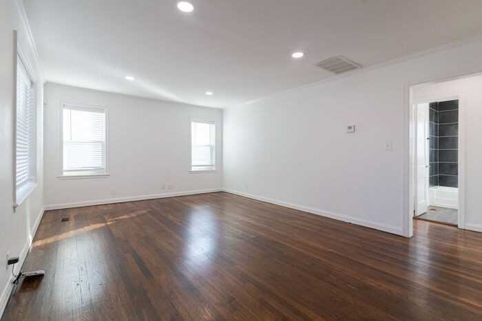 212 E 35th Pl - Photo 6 of 34