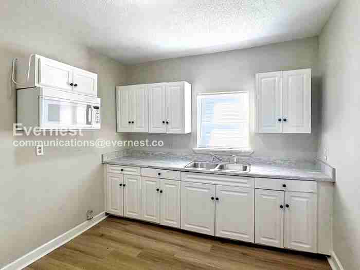 430 Center St - Photo 4 of 16