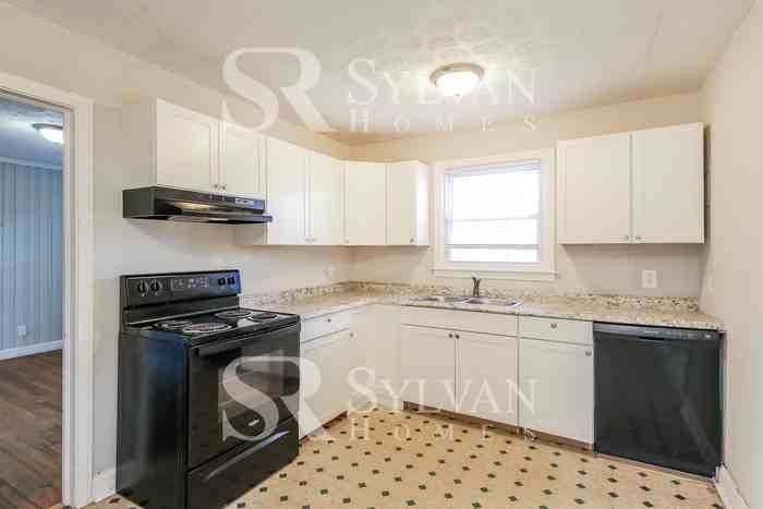 1119 E Lee Rd - Photo 5 of 15