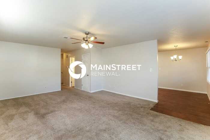 319 Holiday Dr - Photo 4 of 18