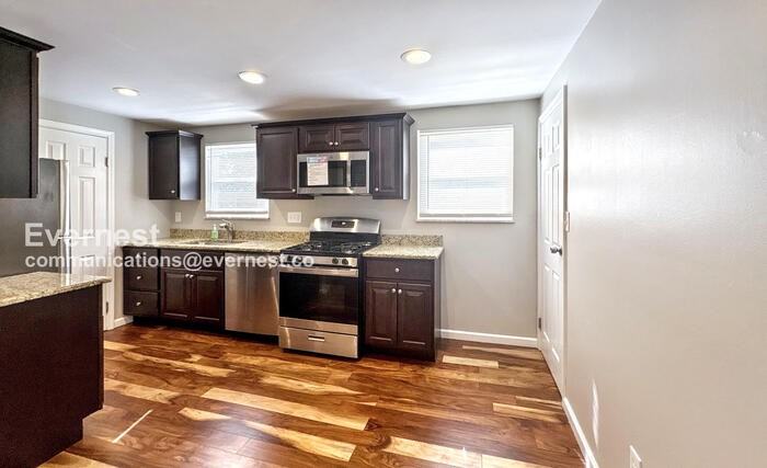 588 Catskill Dr - Photo 3 of 24