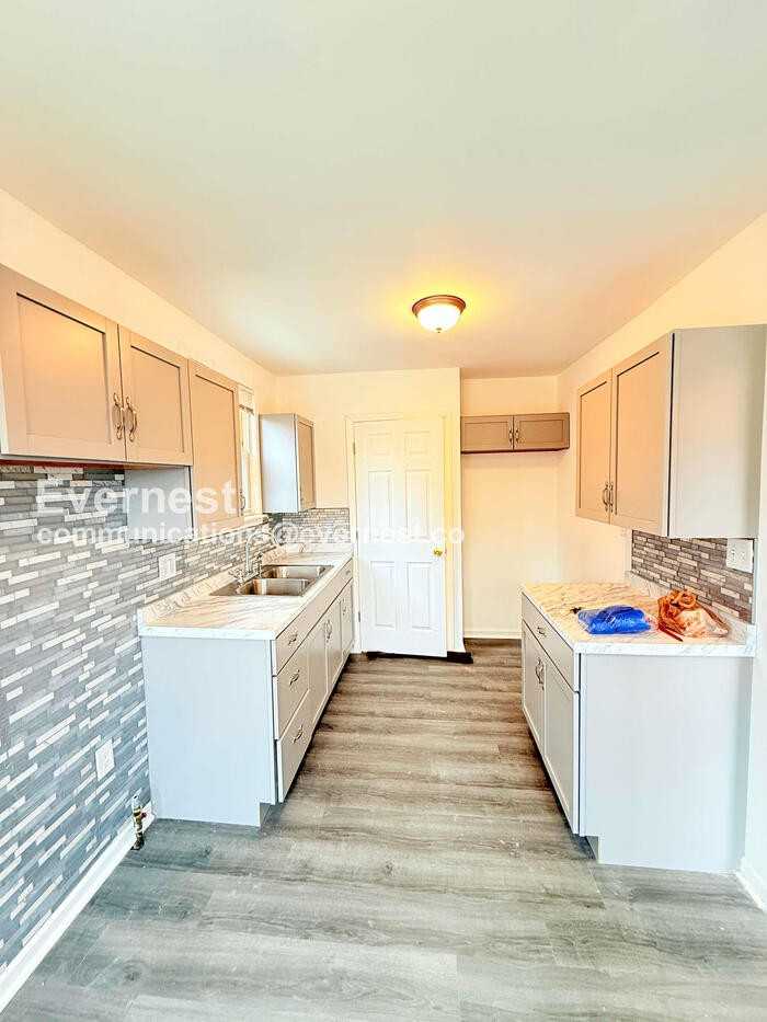 17187 Rowe St - Photo 3 of 27