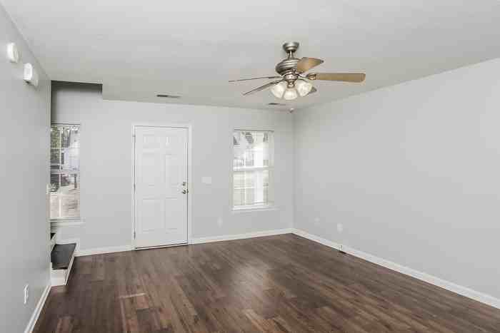 612 Summerhill Dr - Photo 2 of 10