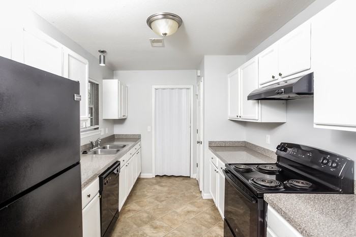 612 Summerhill Dr - Photo 3 of 10