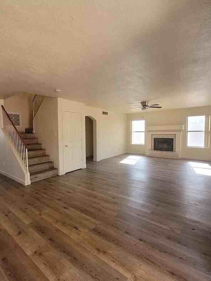 10418 N 58th Ave - Photo 3 of 12