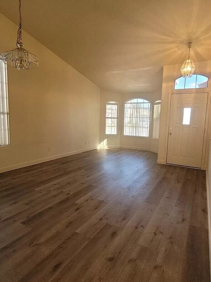 10418 N 58th Ave - Photo 4 of 12