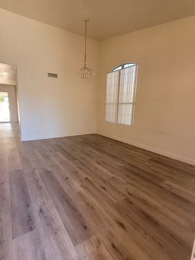 10418 N 58th Ave - Photo 5 of 12