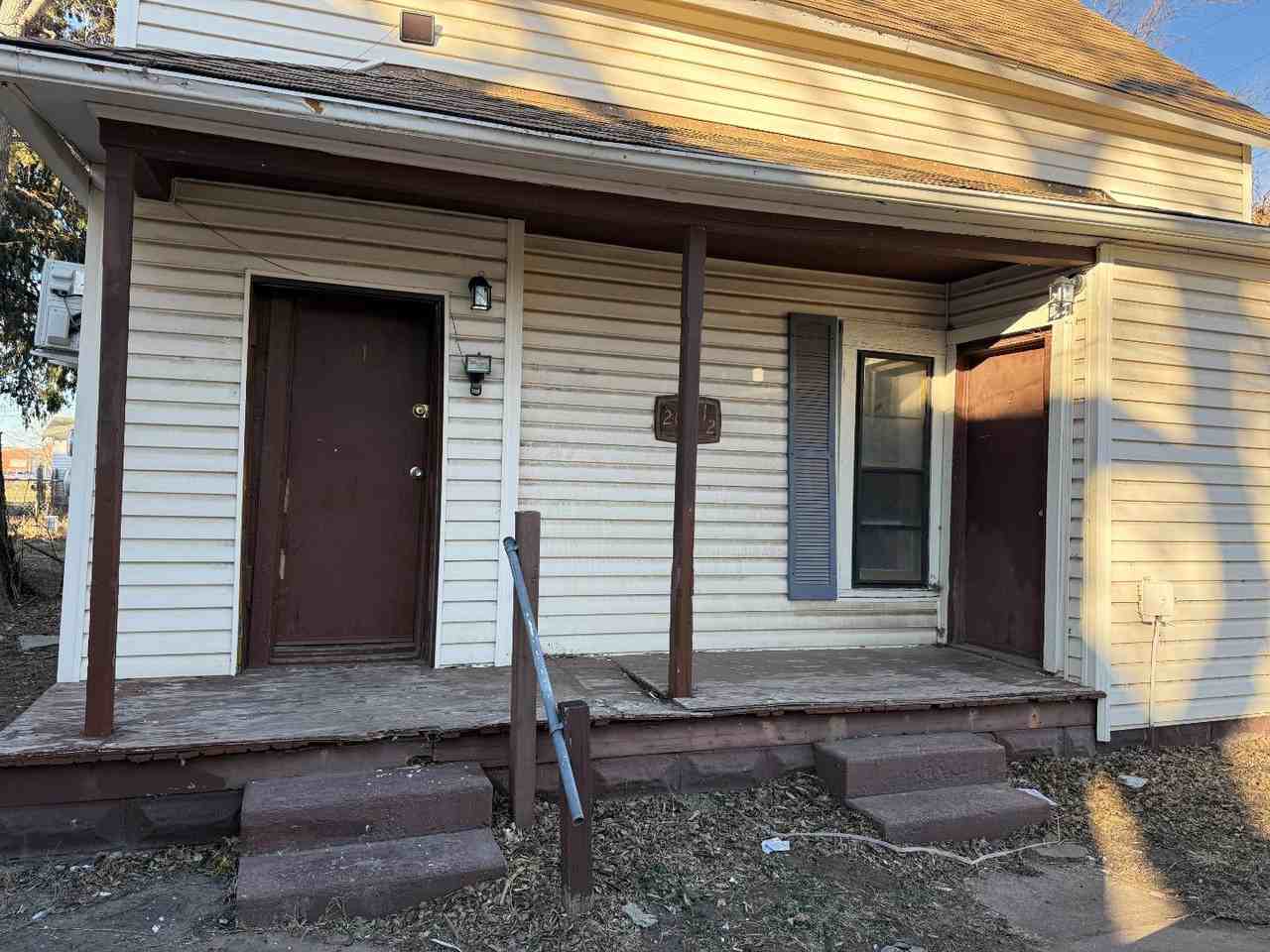 208 1/2 E Avenue B - Photo 2 of 11