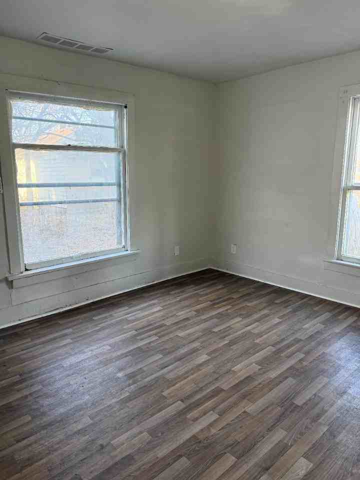 208 1/2 E Avenue B - Photo 3 of 11