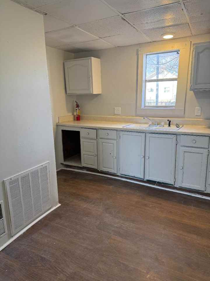 208 1/2 E Avenue B - Photo 4 of 11