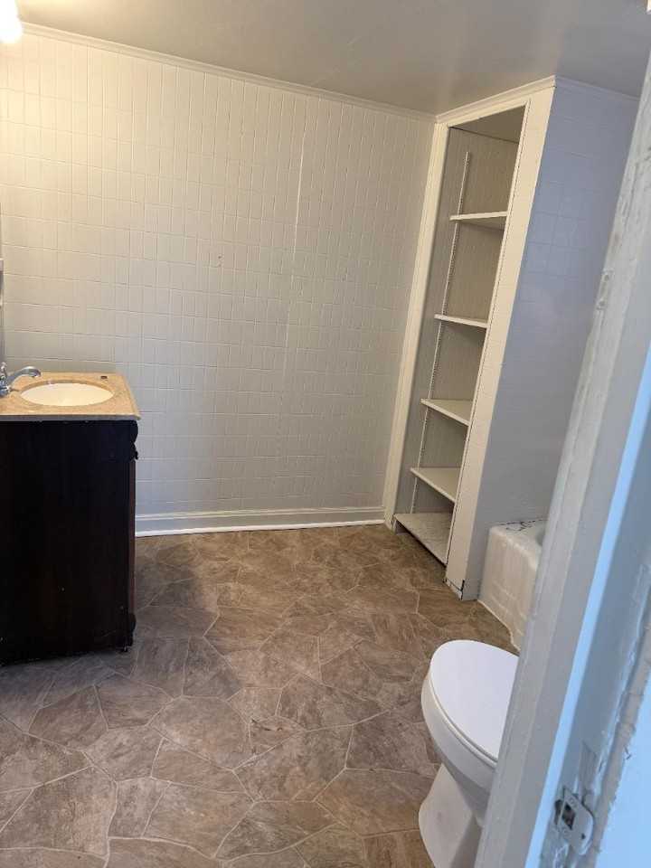 208 1/2 E Avenue B - Photo 6 of 11