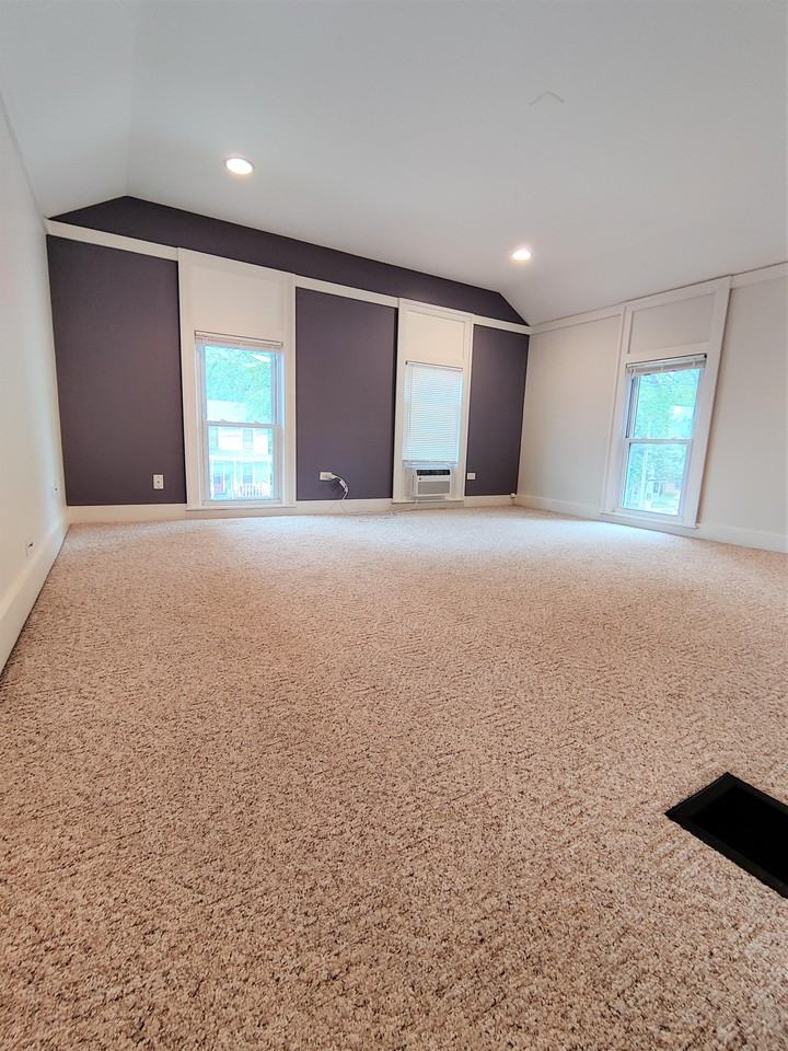 215 1/2 S Wells St #2 - Photo 4 of 16