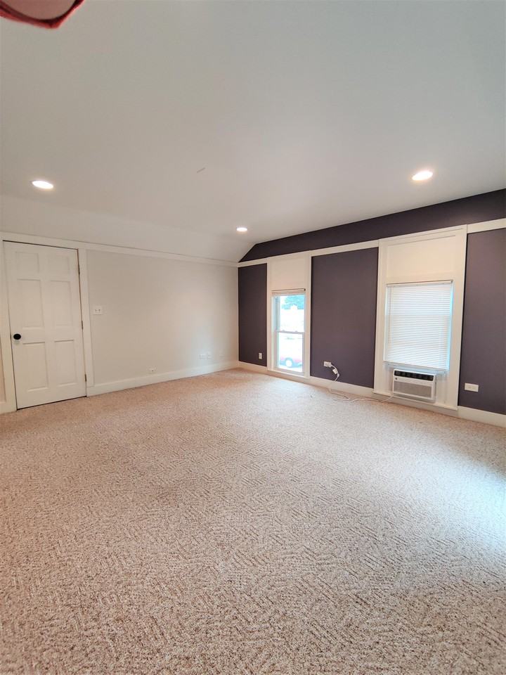 215 1/2 S Wells St #2 - Photo 5 of 16