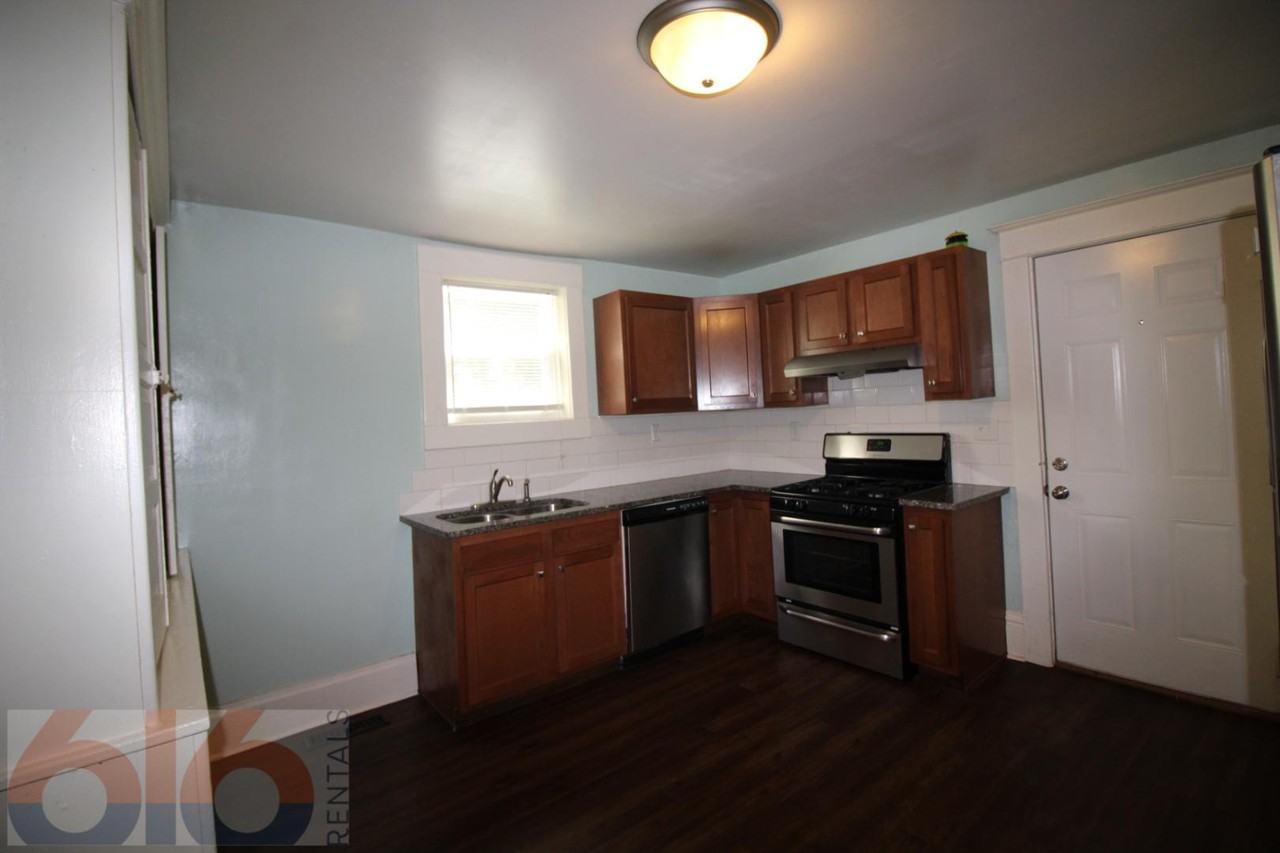 241 Valley Ave Nw - Photo 3 of 12