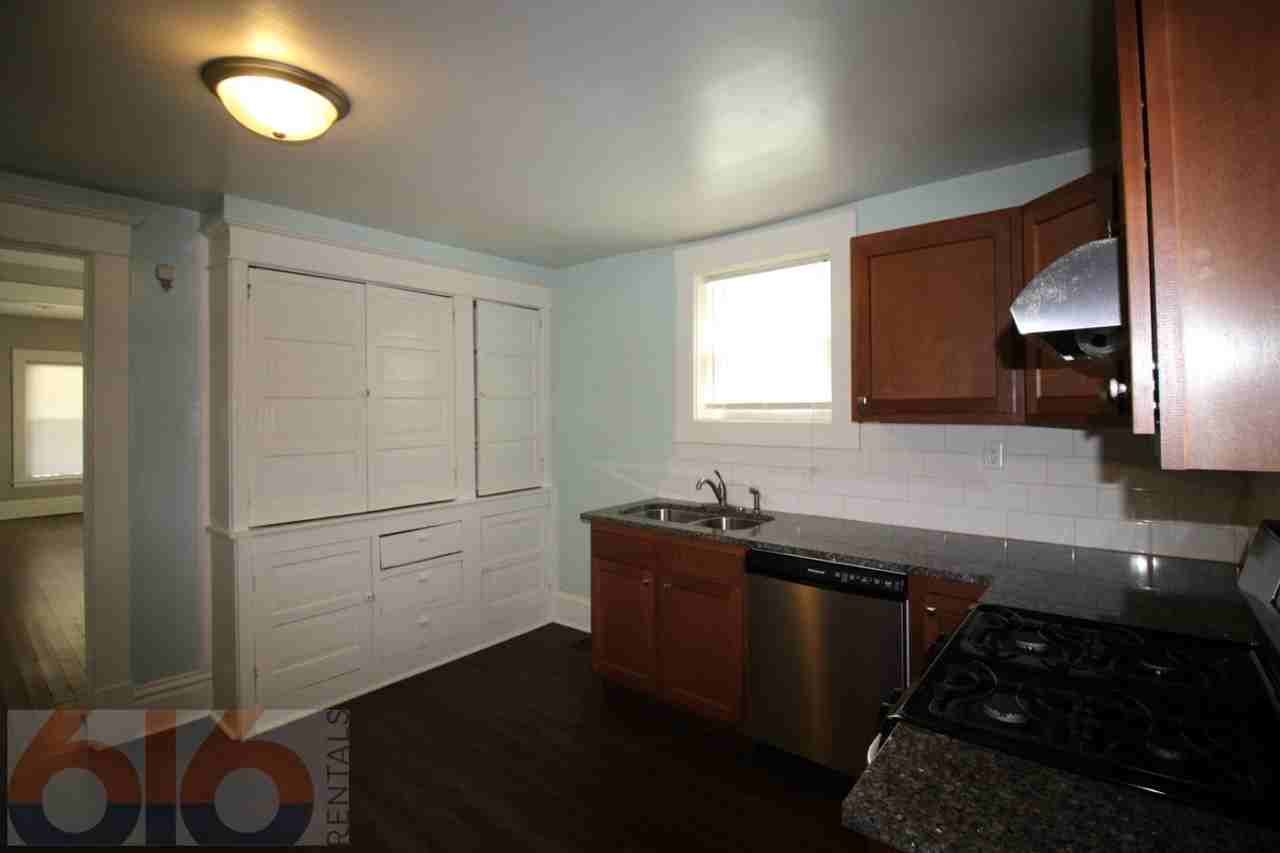 241 Valley Ave Nw - Photo 5 of 12