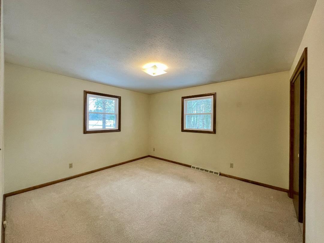 9841 Smithdale Ave Ne #NA - Photo 6 of 12