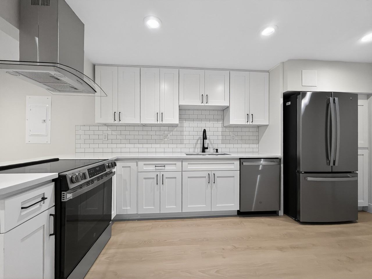 5646 21st Ave Sw #B - Photo 2 of 18