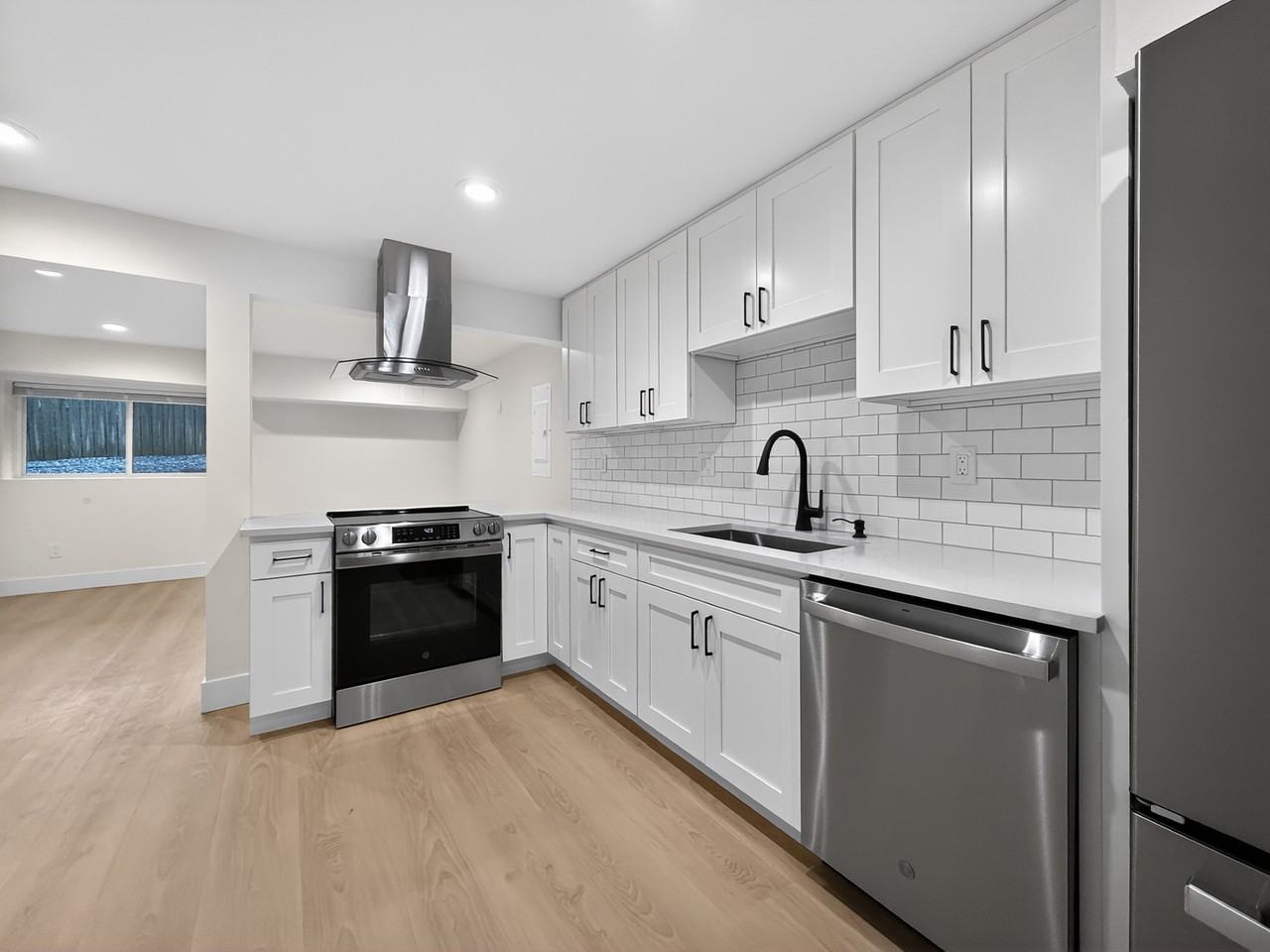 5646 21st Ave Sw #B - Photo 3 of 18