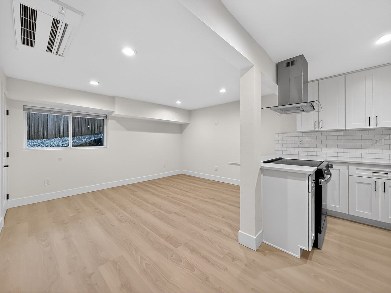 5646 21st Ave Sw #B - Photo 4 of 18