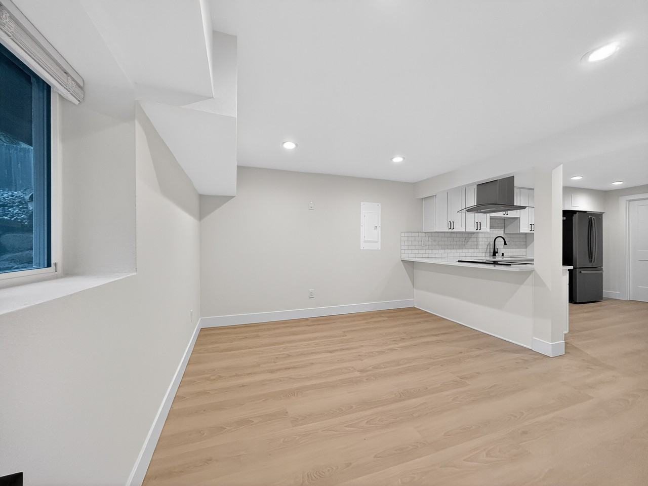 5646 21st Ave Sw #B - Photo 5 of 18